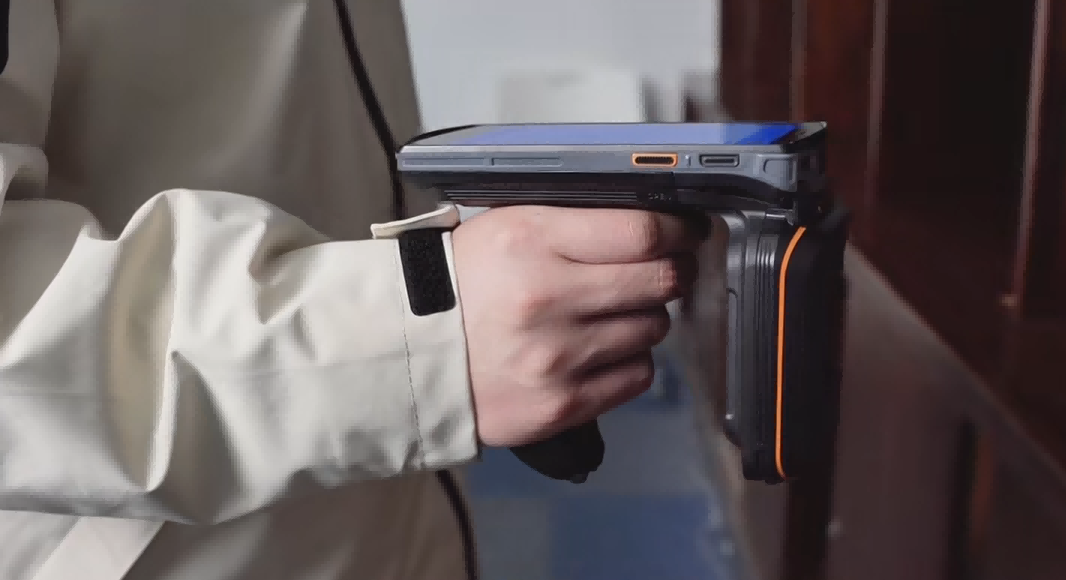 fast-fixed-asset-tracking-system-rfid Enterprise RFID asset management using a handheld RFID reader for inventory in a professional warehouse.