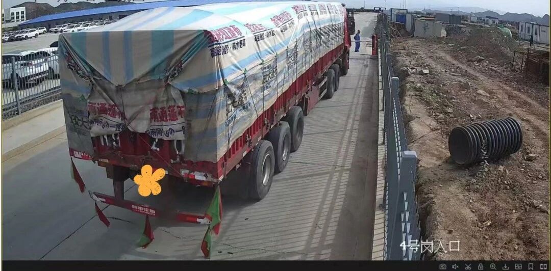 Warehouse manager's tablet screen displaying an automated inventory alert from the FYJ RFID system, showing low stock levels for specific semiconductor material batches, along with replenishment recommendations and location guidance.