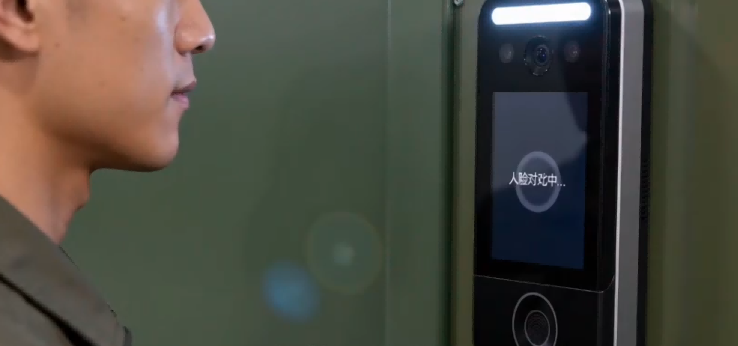 ace Recognition Device Integrated with RFID Tunnel Gate Face recognition device working alongside RFID tunnel gate for dual verification of personnel and materials