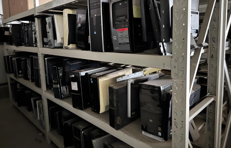 Caso práctico: Cómo una agencia administrativa utiliza RFID fuera de línea para el seguimiento masivo de activos fijos.